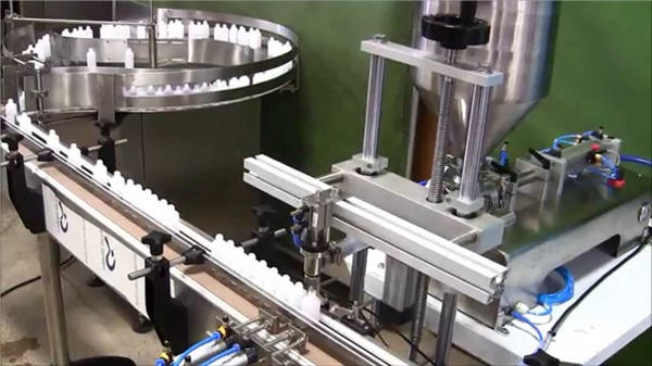 Botilako betetze automatiko kimikoa estaltzeko makina